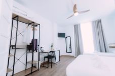 Chambres d'hôtes à Valence / Valencia - CHAMBRE TRIPLE AVEC SALLE DE BAIN EXTÉRIEURE PRIVÉE