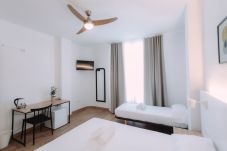 Chambres d'hôtes à Valence / Valencia - CHAMBRE TRIPLE AVEC SALLE DE BAIN EXTÉRIEURE PRIVÉE